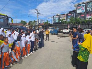 Kemenag Lepas 56 Kontingen Pelajar Labuhabanbatu Ikut Student Atletik Championship di Medan