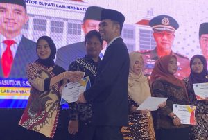 Dua Guru SMPN2 Bilah Barat Terima Penghargaan Guru Berinovasi di HUT Labuhanbatu Ke-79