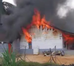 Meresahkan, Warga Sei Kanan Bakar Rumah Komplotan Ninja Sawit