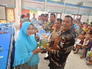 Efek Banjir Kebun Warga Terendam, Desa Sennah Beri Bantuan Beras Bagi 1200 Kepala Keluarga