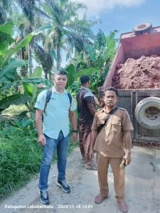 PT RSK Asian Agri Group Kirim 10 Truk Timbunan Atasi Longsor di Dusun Setia Pangkatan