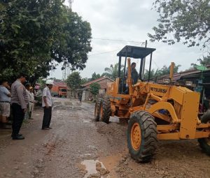 Pos Polisi Pangkatan dan PT RSK Asian Agri Benahi Jalan Lintas Aek Nabara-Ajamu Yang Rusak di Desa Sennah