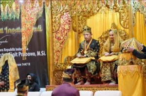 Bupati Bengkalis Hadiri Prosesi Anugerah Adat Ingatan Budi Untuk Kapolri dari LAM Riau