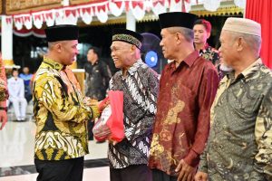 Pemkab Bengkalis Berikan Cenderamata Bagi Pejuang dan Perancang Lambang Kabupaten Bengkalis