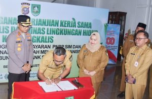 Bupati Kasmarni Saksikan Penandatangan Kerjasama DLH-Polres Bengkalis, Bayar SIM dan SKCK Lewat Bank Sampah