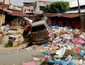 Hindari Sampah Menumpuk di Pasar Aek Nabara, Mobil Tergelincir Masuk Parit, Aktivis ‘Pemkab Harus Dipidana’