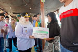 Bupati Kasmarni Berikan semangat dan Serahkan Bantuan kepada Warga Korban Kebakaran di Bukit Batu
