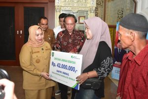 Bupati Kasmarni Serahkan Santunan Kematian kepada Ahli Waris Pekerja Rentan