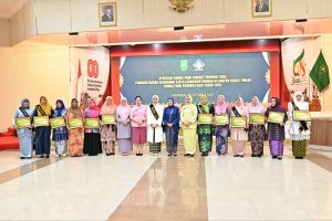 Bupati Kasmarni Terima Penghargaan Bunda PAUD Inspirator Parenting Positif