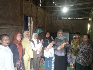 Sejumlah Istri Anggota DPRD Labuhanbatu Kunjungi Bayi Kembar Tiga