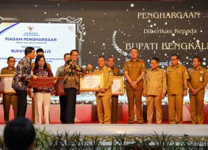 Bupati Bengkalis Terima Penghargaan dari Menteri Hukum RI