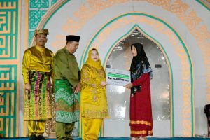 Bupati Kasmarni Serahkan Bantuan Kepada Ibu Fatimah, Korban Kebakaran di Sukarjo Mesim