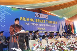 Wisudakan 815 Mahasiswa Polbeng, Kasmarni: Keberhasilan Akademik Titik awal Berkontribusi