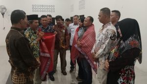 Masyarakat Berikan Ulos dalam Pisah Sambut Kapolsek Bilah Hilir AKP Andita Sitepu ke AKP Armen Faisal