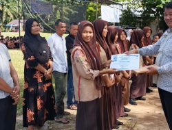 Bagi Rapor, SMPN 2 Bilah Barat Beri Sertipkat dan Cindera Mata Motivasi Prestasi Siswa