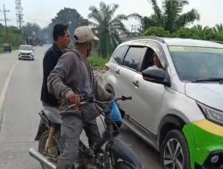 ‎Sempat Cekcok, Warga dan Kepling Pergoki Pengendara Mobil Buang Sampah  di Jalan By Pass Rantauprapat