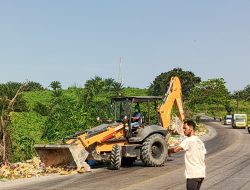 ‎DLH Labuhanbatu Lurah Siringoringo dan Binaraga Bersihkan Sampah Liar di Jalan Adam Malik By Pass‎‎‎