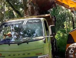 ‎Kolaborasi DLH, Camat, Kepala Desa, dan PT Evans Grup Bersihkan Sampah Liar di Jalan Lintas Sidorukun‎