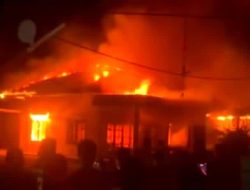 ‎Warga Labura Tewas Dikeroyok Tim Pengaman PT. Agrinas Palma, Satu Pelaku Diduga Oknum TNI, Massa Marah Bakar Kantor dan Rumah Karyawan