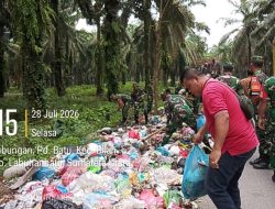 ‎Dukung Gerakan Indonesia ASRI, TNI – DLH Labuhanbatu Kolaborasi Bersihkan Tumpukan Sampah di Bilah Hulu